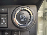 エンジンスタートボタンです。キーが車内にあれば、エンジンの始動・停止はブレーキを踏んでスイッチを押すだけ!キーを取り出す手間を省き、ワンプッシュでエンジンを操作するので簡単でスムーズです。