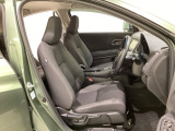 広い足元にゆったり座れるシートには肘掛けも装備しており長距離の運転でも疲れにくくなってます。女性でも運転がしやすいように、シートの高さ調整機能(シートリフター)がついています。