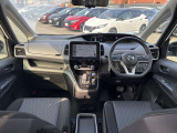 すっきりした運転席周りにはナビやエアコンの操作パネルを設置しておりますので、お一人での運転でもご安心できます。
