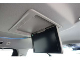 ★天井吊り下げ式の後席モニターも装着されています。これで後ろの方々も渋滞時には退屈しないですみますね。使用しないときには折りたためるのもうれしいポイントです♪