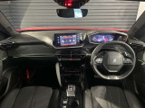 スッキリとまとめられた運転席周りで、運転を楽しくさせる内装です。まさにcockpitです!