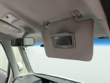 運転席サンバイザー裏にバニティーミラー。気になった時にサッと身だしなみチェック。