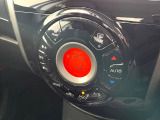 【オートエアコン】一度お好みの温度に設定すれば、車内の温度を検知し風量や温度を自動で調整。暑い&hellip;寒い&hellip;と何度もスイッチ操作をする必要はありません。快適な車内空間には必須の機能ですね♪