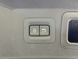 ハンズフリーパワーリフトゲートなのでボタン一つや足などでトランクが開け閉めできます。また、運転席と鍵にも開閉スイッチがついております。