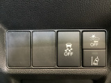 Hondaセンシング用の、VSA(ABS+TCS+横滑り抑制)解除と路外逸脱抑制機能のオンオフスイッチなどはハンドルの右側に装備しています。