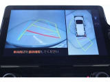 車両を真上から見た様な視点のパノラミックビューモニターを搭載しています。後方の死角だけでなく左右や前方の障害物の発見も容易になります。車載カメラの視点切替スイッチで様々な視野表示切替も可能です。
