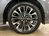 純正のアルミホイール付き☆ 純正のアルミホイールが一番似合います☆