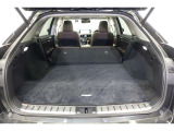 セカンドシートを倒した状態です。セカンドシートは独立可倒、荷物に合わせてラゲッジスペースをアレンジできます。