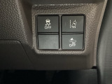 Hondaセンシング用の、VSA(ABS+TCS+横滑り抑制)解除と路外逸脱抑制機能のオンオフスイッチなどはハンドルの右側に装備しています。