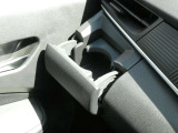 助手席側にはドリンクホルダーが備わっています。