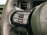 ステアリングにオーディオ操作スイッチが付いています。オーディオ画面に直接タッチしなくても操作が出来ますので、運転に集中できます。