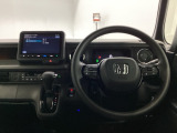 ホンダ純正メモリーナビ搭載なので、遠方へのドライブもお任せ下さい!ステアリング左手側にオーディオ関連のコントロールスイッチを配置しています。操作時は視線を逸らすことなく運転に集中できます