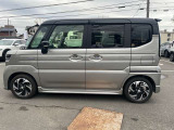 電動格納リモコン式カラードドアミラー(ルーフ同色) ●オート格納機能ドアミラー