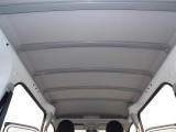 【天井】シミや汚れのない、非常に明るく清潔感のある天井です。商用車で汚れがちな部分ですが、こちらは大切に扱われてきたことが一目で分かります。嫌な臭いもなく、気持ちよくお乗りいただける状態です。