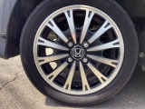純正アルミホイールです。足元が引き立つので、車全体のイメージがアップしますよ!