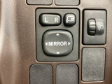 狭い駐車場で便利な電動格納ドアミラーが付いています。