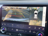 【パノラミックビューモニター】クルマを真上から見下ろした視点で駐車をサポートします!クルマの斜め後ろや真横など、いち早く障害物に気が付くことができます。