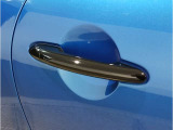 【スマートキー】車両のキーをカバンやポケットに入れたまま、お車の開閉が可能で御座います。お車の前に立ってキーを探す必要が御座いません。