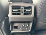 後部座席でも、エアコンやシートヒーターがお使い頂けます!充電ソケット付き★