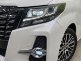 【LEDヘッドライト】悪天候や夜間走行時も良好な視界を確保し安心して運転できる高輝度LEDヘッドライトを装備!点灯速度が早く、消費電力も抑えられています。