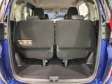ラゲッジスペースです。3列目を使用した状態でも買い物など十分に載せることができます。