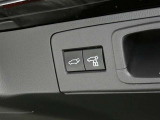ワンタッチでバックドアが開閉。重たいバックドアも力いらずで開閉できる便利なパワーバックドア付きです!