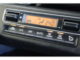 フルオートエアコンが装備されています!お好みの温度設定をするだけでエアコンの風量やモードの切り替えを自動でコントロールしてくれます!ユーザーの操作が少なく燃費走行にもつながります!