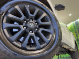 【純正18インチアルミホイール】外観にマッチした純正アルミホイールを装着しております。各種社外アルミホイールや、スタッドレスタイヤも取扱いしております。是非ご相談ください♪