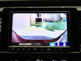 【バックカメラ】運転が苦手な方も車庫入れラクラクです!ギアをリバースに入れれば自動的に切り換わりますので、面倒な操作は不要です♪狭い駐車場もお車を傷つけず安心ですね!
