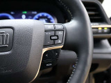 レーダークルーズコントロール(全車速追従機能付)付きです。車速に応じて追従支援してくれるので、ロングドライブも快適です。詳細は販売店スタッフまでおたずねください。