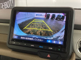 リバースギアに入れるだけで後方の表示へ切り替わります。夜間や雨の日の駐車も楽になりますよ。