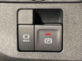 指先だけで簡単に操作が可能な電動パーキングブレーキを採用。「HOLD」スイッチを押すと、渋滞や信号待ちなどでブレーキペダルから足を離しても、ブレーキを保持するので安心です