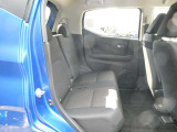 リヤシートは足元空間も広くリラックスしてドライブが楽しめ、ゆったりとおくつろぎ頂けます。