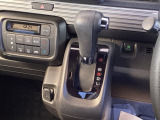 自然に手が届き、操作性の良いインパネシフトに、パーキングブレーキは、フットブレーキタイプなので、運転席と助手席の間はすっきりしています。