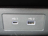 USB充電専用電源ソケットも付いています。モバイル機器などの充電専用