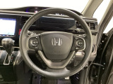 ハンドルにHondaセンシング系のクルーズコントロールやレーンキープアシストなどのスイッチと、オーディオの操作スイッチが装備されています。ハンドルから手を離さず安全に操作できます。