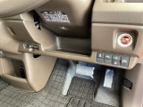 左側に高速で便利なETCがあり、横滑りを防ぐVSAなどのスイッチは、運転席の右側、手の届きやすい位置にあります。