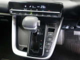 スタイリッシュなデザインのインパネ。各操作スイッチは使いやすい位置に配置されてます。