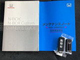 メンテナンスノート【点検整備記録簿・保証書】、取説も揃っています。スマートキーはバッグなどにしまったままボタン操作でエンジンの始動・停止ができて大変便利です。