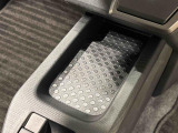スマートフォンなどがスッキリ置けるセンターコンソールトレイです
