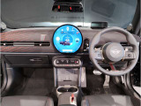 MINIの内装はとにかく『円』に拘ったデザインコンセプトが一目で伝わってきます。これほど円形に拘った車は他に御座いません。伝統のデザイン、トグルスイッチなど遊び心のある内装で御座います。