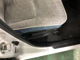 痛みの出やすい運転席シートの角、フロアマット、座面、ともに良好です