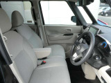 運転席も広々でゆったり気分で運転できます♪