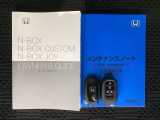 スマートキーは鍵をバッグに入れたままでもドアロックの開閉やエンジンのON・OFFができます。夜間や雨の日も鍵を探さなくて良いので便利です。