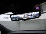 【デジタルインナーミラー】車両後方カメラの映像をインナーミラー内のディスプレイに表示。視界を遮るものがない映像で、後方の安全確認がより快適になります。一度お店でご確認して下さい!!
