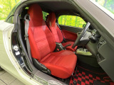 【専用スポーツシート】ホールド性に優れ、カーブ時の体が流れを抑制してくれます。また、体にフィットするから腰や背中が疲れにくく、ロングドライブや高速走行でも快適にお過ごしいただけます♪