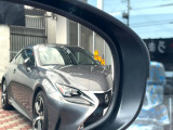 【ブラインドスポットモニター】走行中、ドアミラーの死角になりやすい箇所に後続車が接近するとサイドミラーのレンズに警告を表示!ドライバーに注意喚起をしてくれます。
