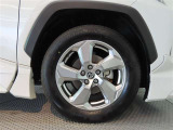 純正アルミホイールはデザインも良く精度は高め。走行安定性がとてもいいんです。