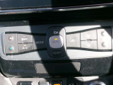 エアコンスイッチです。オートエアコンなので操作も簡単です。