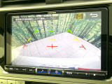 【バックカメラ】駐車時に後方がリアルタイム映像で確認できます。大型商業施設や立体駐車場での駐車時や、夜間のバック時に大活躍!運転スキルに関わらず、今や必須となった装備のひとつです!